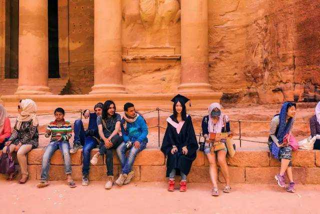 说走就走的旅行，毕业旅行90后的妹子带着学士服环游9国