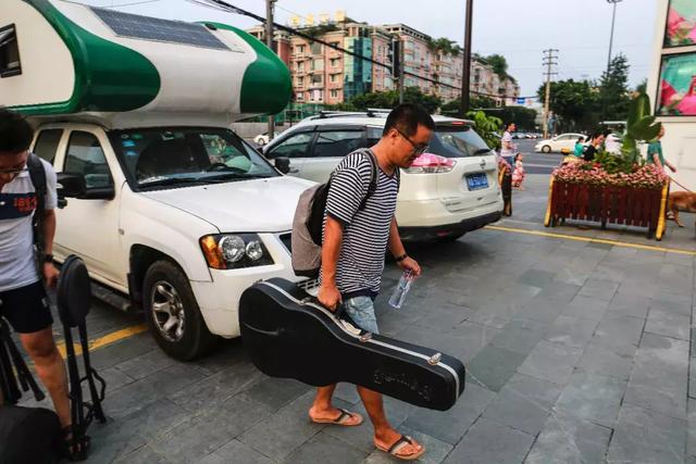 开着房车全国唱游来成都，这个男子是最赚钱的街头艺人