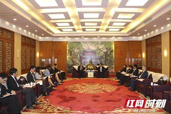 陈飞会见新加坡客人