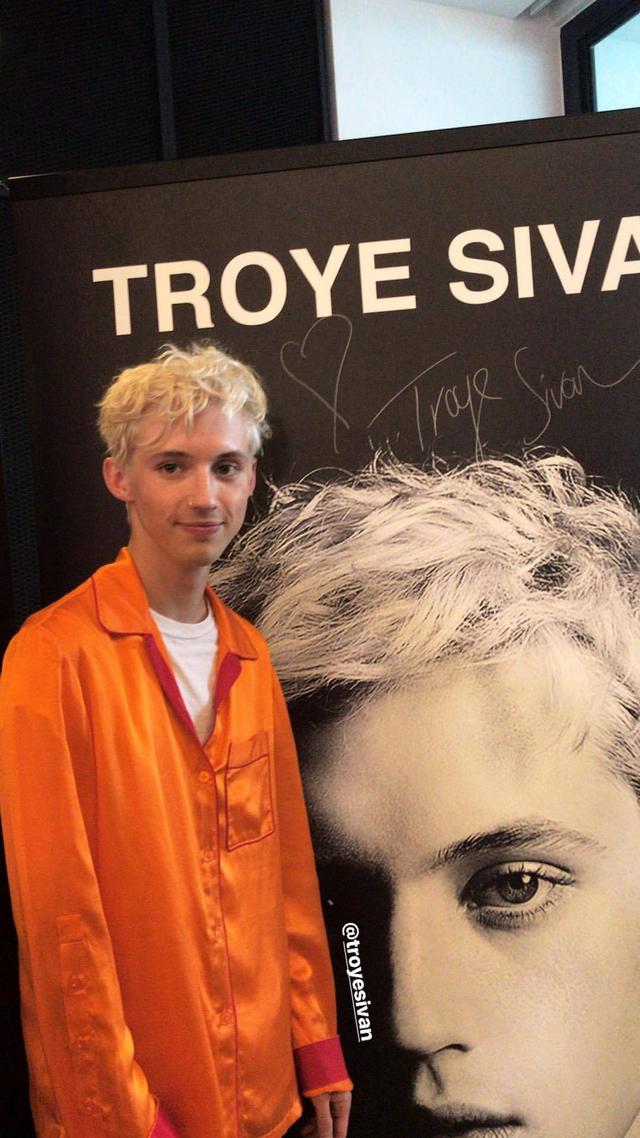 TroyeSivan新加坡签售会的照片