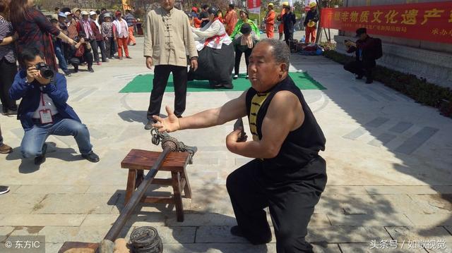 74岁武师挥舞120斤禅杖气盖世，28秒掌断10块铁秤砣，屡创纪录