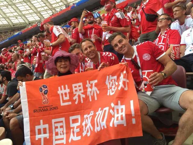 济南老少“球痴” 万里迢迢去追球
