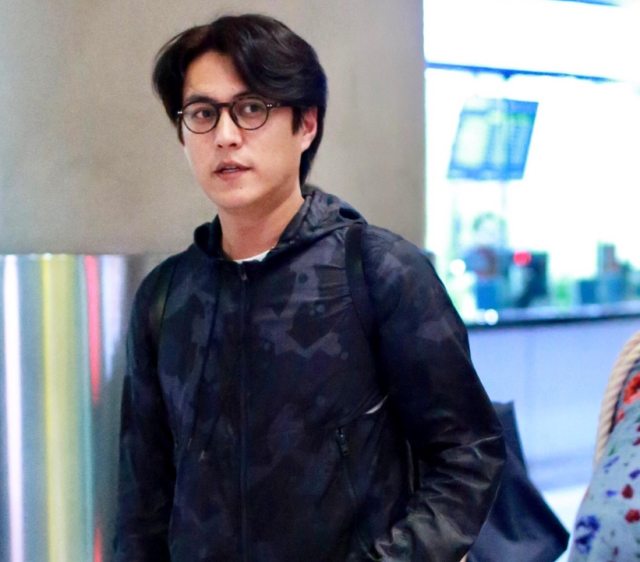 明星逛书店的样子，胡歌靳东风格有点像，孙俪就很让人喜欢了！