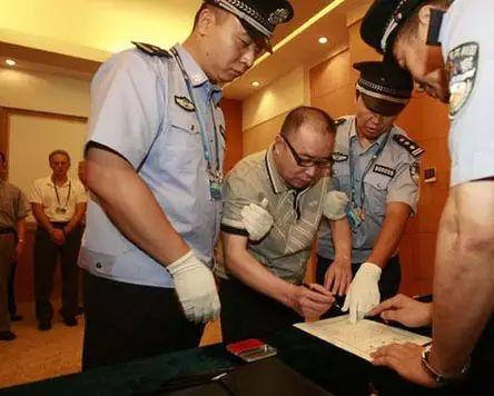 刚刚，外逃17年的银行行长许超凡，被从美国强制遣返！（内附深度解读）