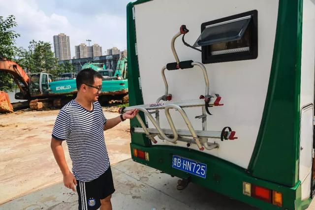 开着房车全国唱游来成都，这个男子是最赚钱的街头艺人