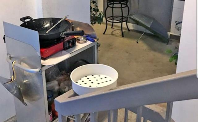 新加坡奇葩住户，楼梯间煮饭！声称自己家通风差！