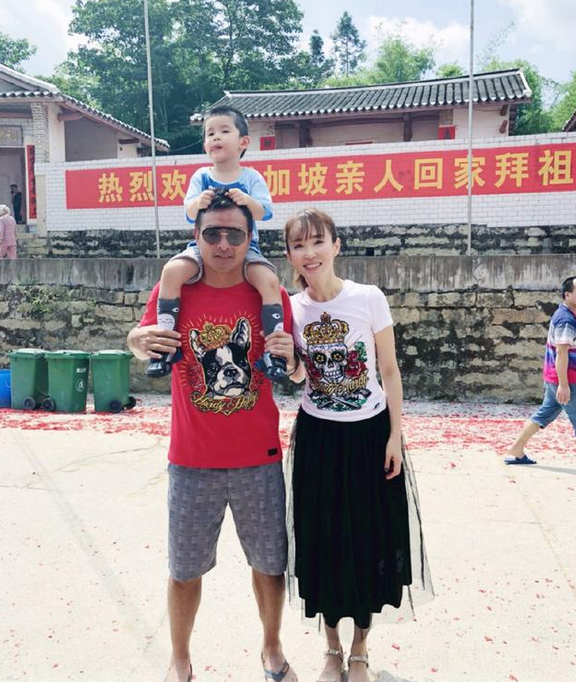 范文芳一家三口回国认祖归宗，网友：全村村民在村口集合喜迎接