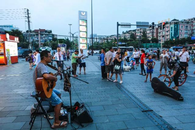 开着房车全国唱游来成都，这个男子是最赚钱的街头艺人