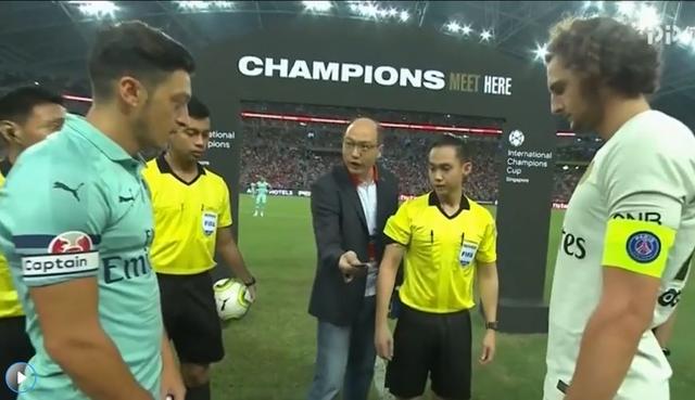 阿森纳比赛拿信用卡挑边！队长厄齐尔一脸懵逼 网友：新加坡人有钱