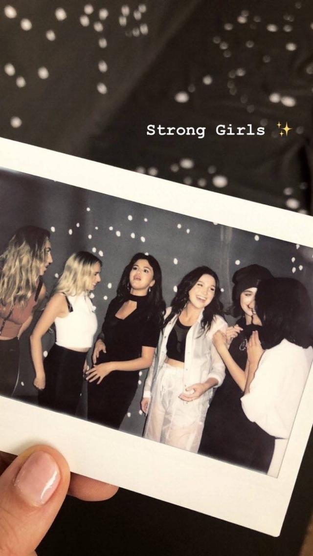 傻脸ins发文为彪马拍摄宣传照 戳爷新加坡与粉丝亲密合影