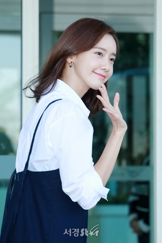 180720 像CF拍摄现场一样仙气四溢 允儿现身仁川机场前往新加坡