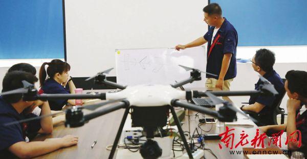 4个小伙伴抱团创业 “南充造”无人机畅销东南亚