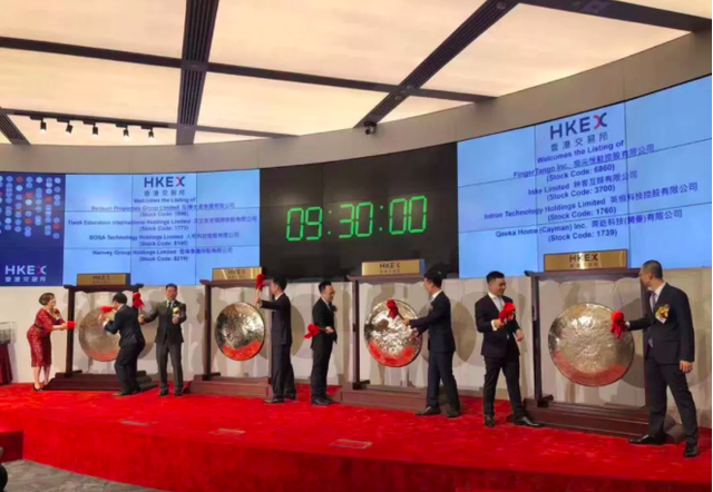 8家公司上市敲4面锣，港交所的锣为什么不够用了？