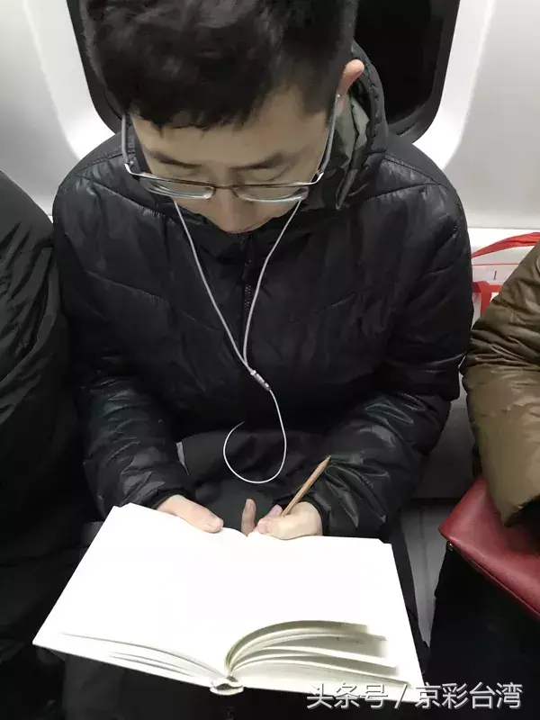 北京地铁上的读书人：挤到无法呼吸，也要有精神角落