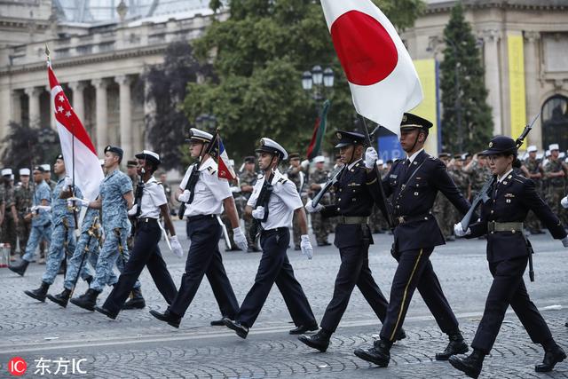 法国举行国庆日阅兵彩排 日本新加坡军队亮相