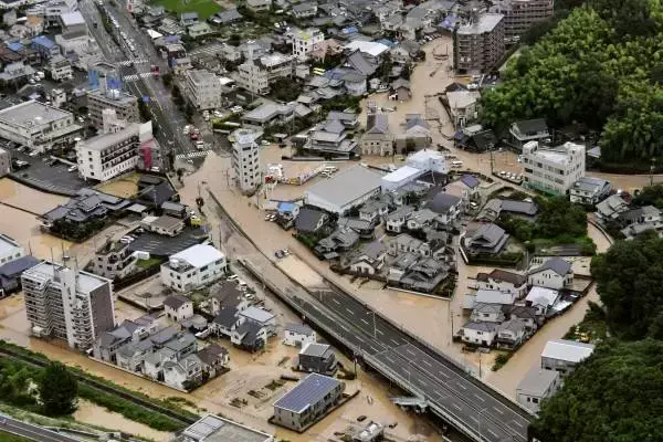 西日本豪雨夺命四大主因，安倍取消外访，加贺号投入救灾