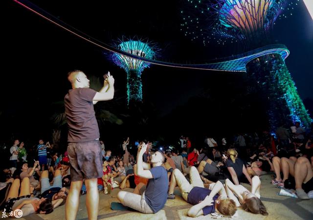 新加坡滨海南花园，设计灵感源自兰花，形似新加坡国花卓锦万黛兰