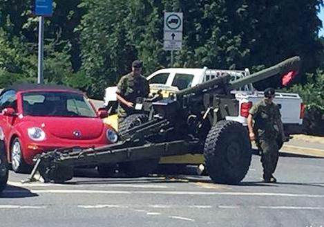 加拿大上演公路“丢大炮”！榴弹炮变成疯狂老鼠连环撞车
