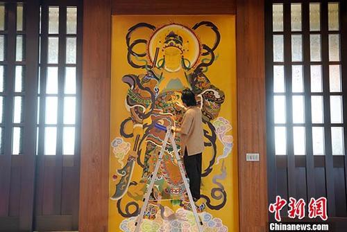台湾写真：在宫庙里打造艺术殿堂的彩绘师刘家正