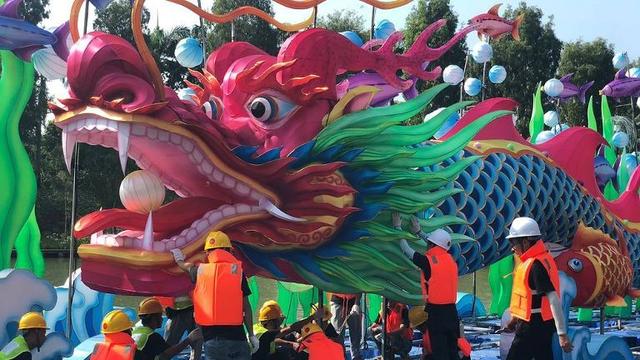 新加坡滨海湾花园，中国古代神话巨型灯笼迎中秋
