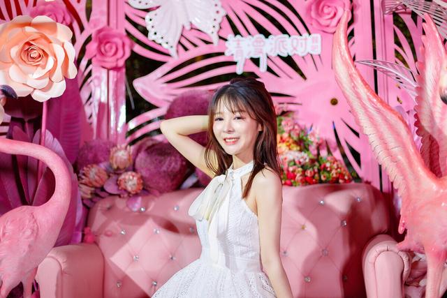 开业不到一个月霸占西餐热门榜NO.1！这家餐吧，承包你的少女梦！
