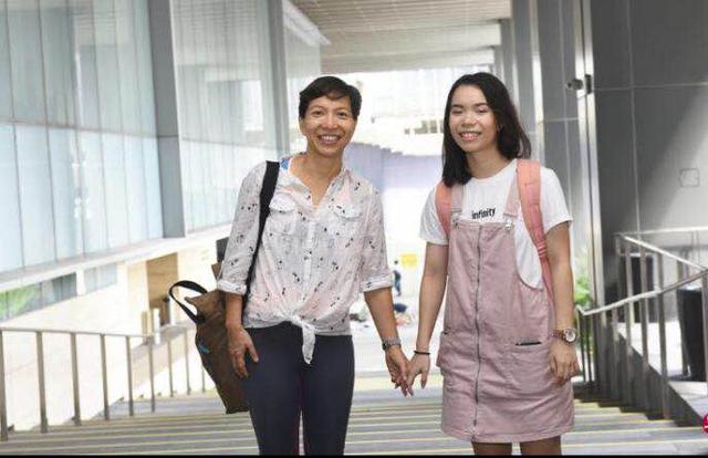 新加坡前女军官重返校园，与女儿同修读国大护理系 国大护理系