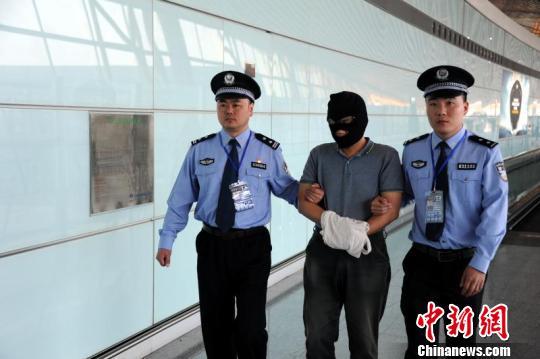 山西警方缉捕一外逃新加坡“红通”犯罪嫌疑人归案