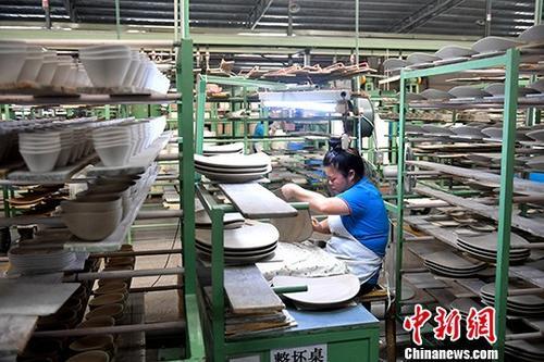 福建德化：“海丝”起点瓷器“小作坊”转型“世界陶瓷之都”