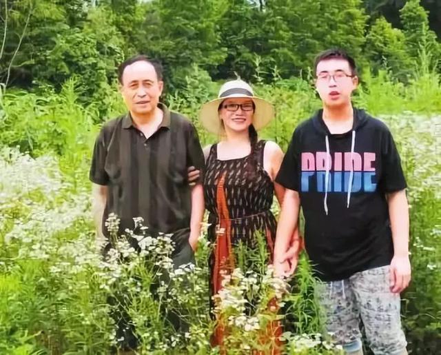从小患有自闭症的他考上了大学，背后的故事让人泪目……
