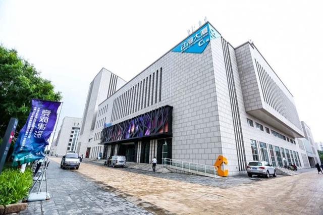 联盟电竞在天津的滨海新区开了个新馆，增加了攀岩、蹦床等极限运动设施｜创业熊