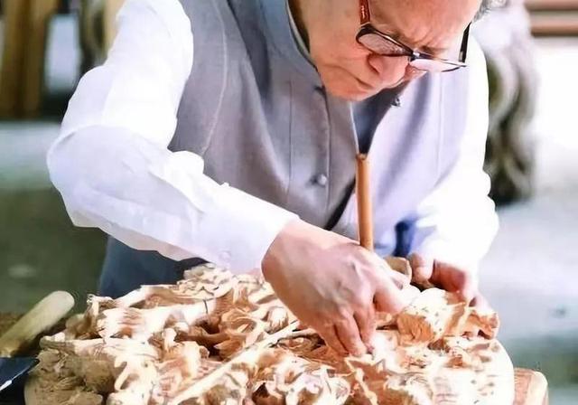 74岁的他雕刻60年，创立木雕界的“清华大学”，只……