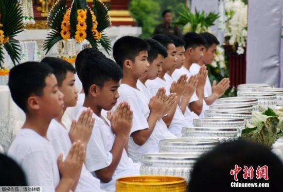 泰国“野猪”足球队三名男童与教练获泰公民身份