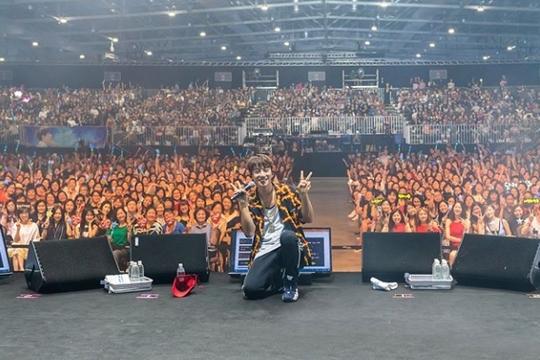 黄致列新加坡演唱会照片 帅气十足与粉丝频互动