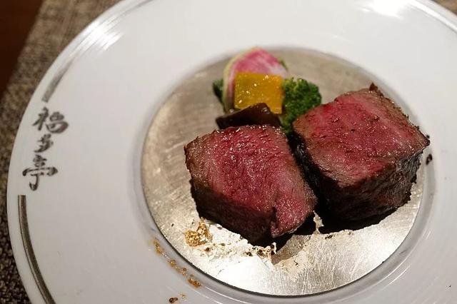 所谓日本A5和牛，前几口是无上的美味，到后来就是艰苦的修行了