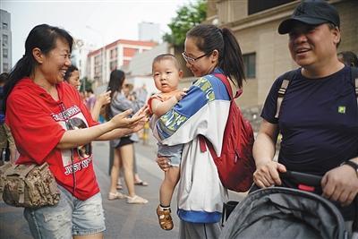 全国多地出台政策鼓励生二孩