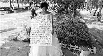 为救患癌女儿，她放下自尊沿街乞讨，一个月狂送800份外卖