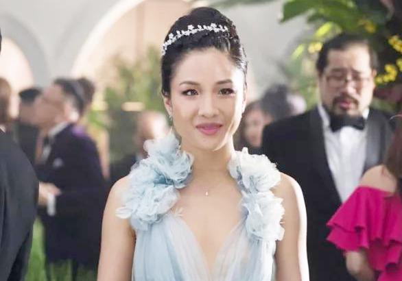 好莱坞大片当道的美国《摘金奇缘》拔得头筹，东方灰姑娘成功逆袭