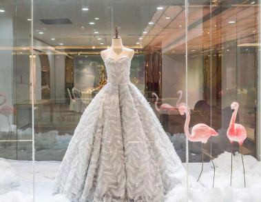 他自主创业开婚纱店，如今年入50万元