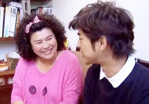 《爱情进化论》翻拍，原版中的她嫁小14岁男友，如今生活幸福