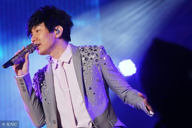 林俊杰新加坡演唱 母子深情对唱 粉丝表示好期待东莞演唱会