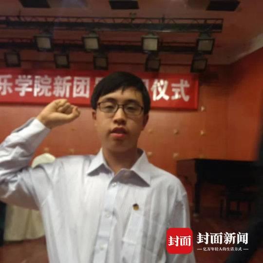 四川第一例考上本科的自闭症学生：妈妈从中学教师辞职当清洁工陪读