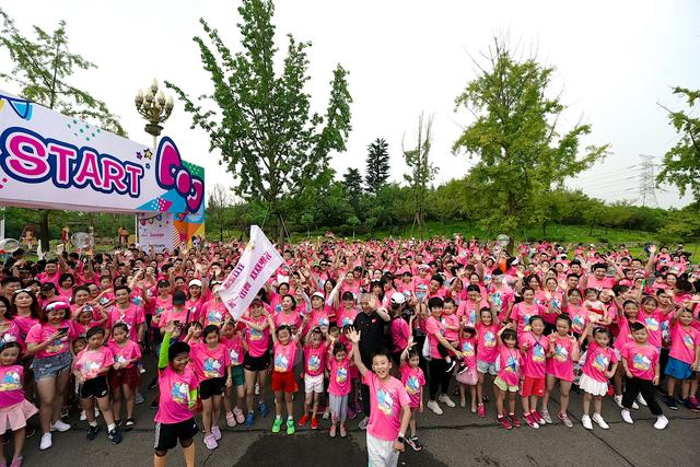 全体都穿粉色？原来是Hello Kitty Run在成都甜蜜开跑