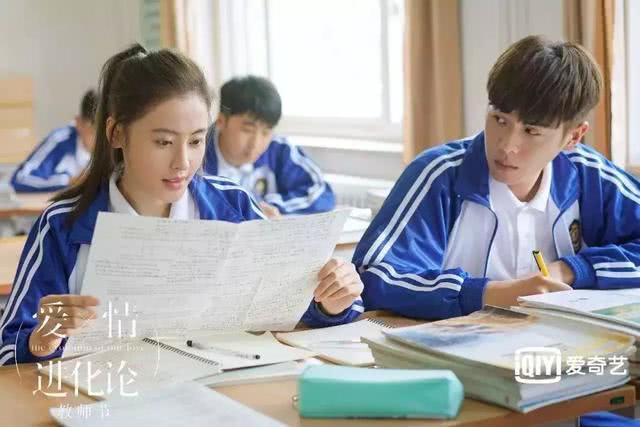 《爱情进化论》翻拍，原版中的她嫁小14岁男友，如今生活幸福！