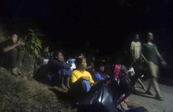 印尼龙目岛地震亲历者：人们在黑暗中冲向街道，所有人都在跑