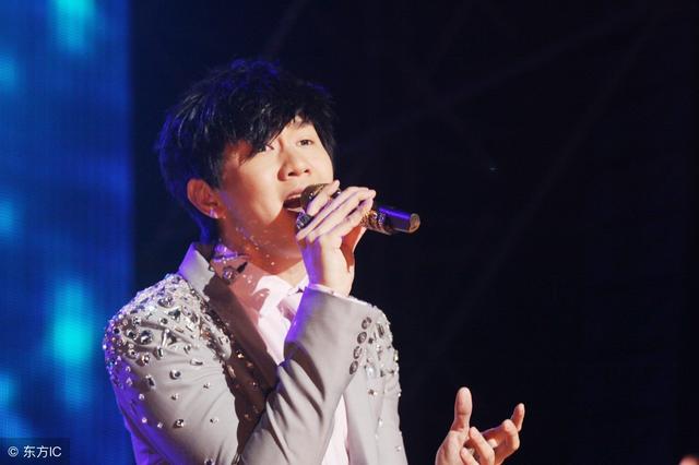 林俊杰新加坡蜡像馆打卡 “周杰伦”面前秀魔术