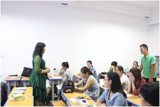 新加坡双语教育专家莅临夏邑拔萃双语学校 进行教师培训