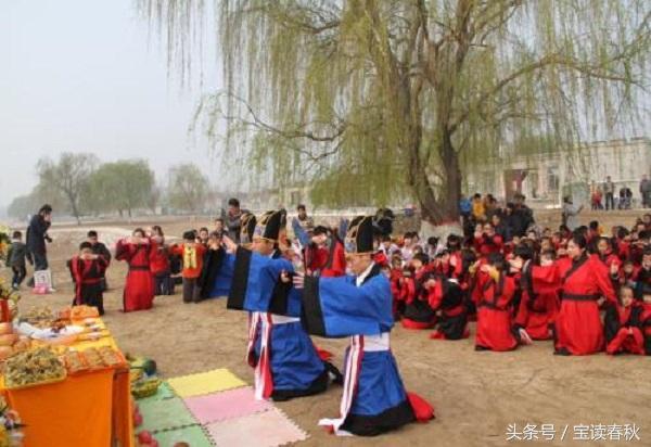 中国有三个尴尬小姓，说出口都不好找对象，于是人们纷纷改姓