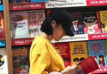 49岁许晴素颜现身外国书店，竟然还在自己的包里塞了只兔子！
