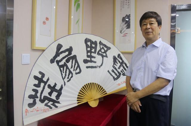 绝艺惊神鬼 翰墨竞风流——记“中华扇王”雪野