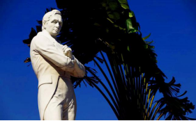 谁将落后渔村“新加坡”发展为世界商港？